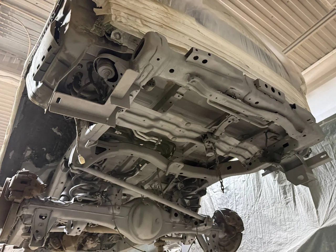 Днище Toyota Land Cruiser 200 после пескоструйной очистки