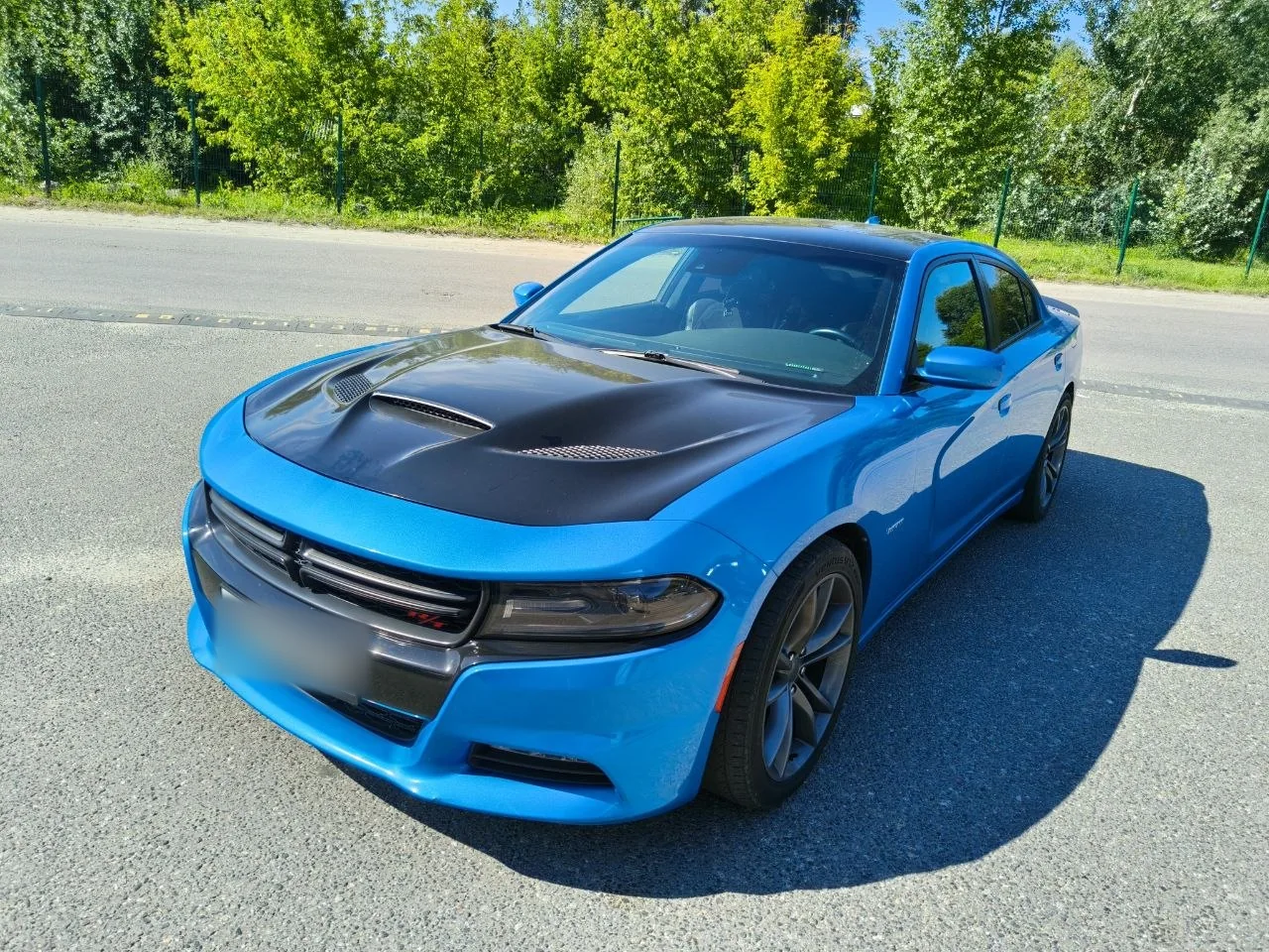 Синий Dodge Charger — автомобиль из производственного фотоотчёта, государственный номер скрыт