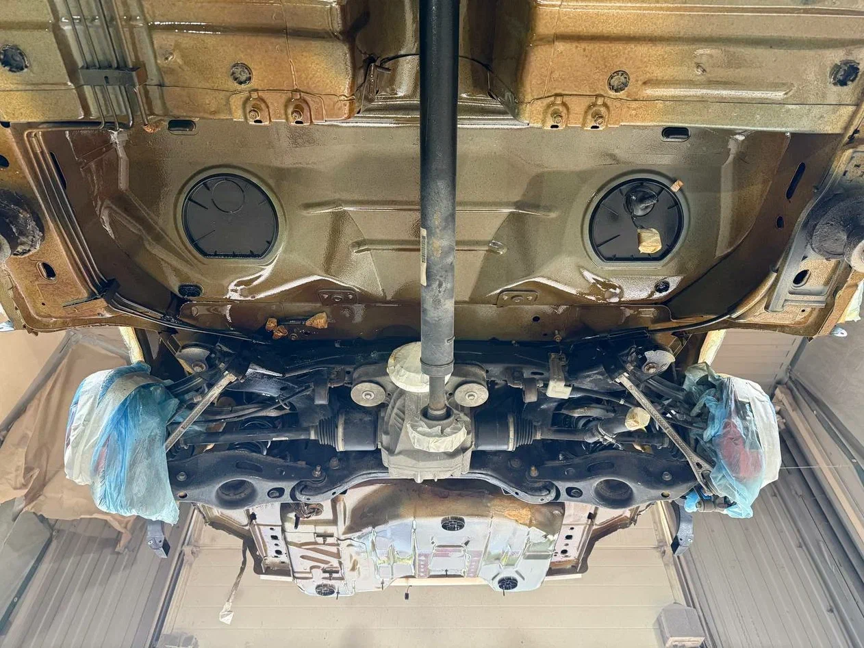 Задняя часть днища Dodge Charger на этапе нанесения Mercasol 831