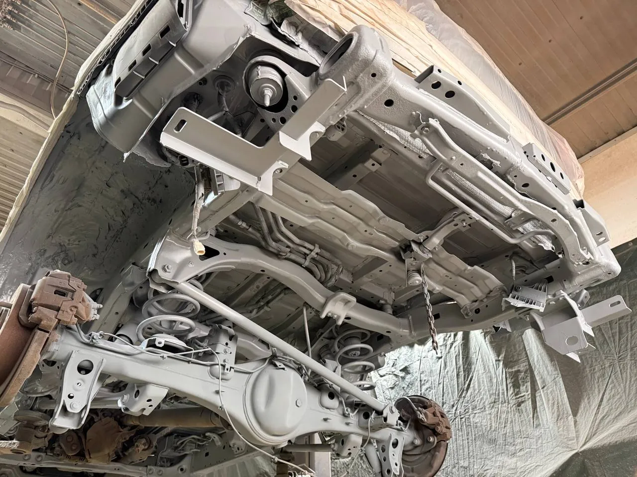 Land Cruiser 200: днище и рама после грунтования