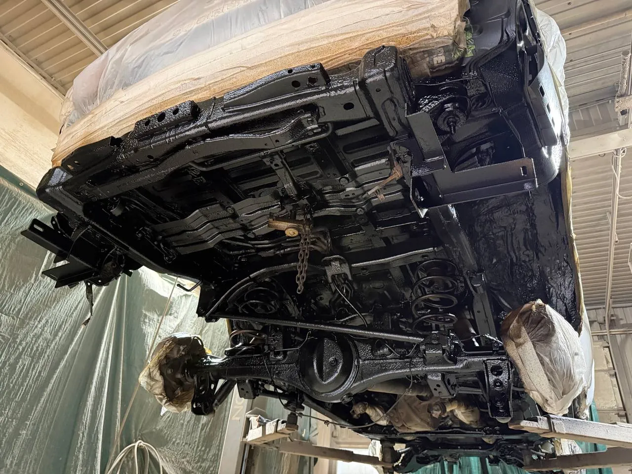 Днище Toyota Land Cruiser 200 после нанесения Mercasol 831 ML и Mercasol 845